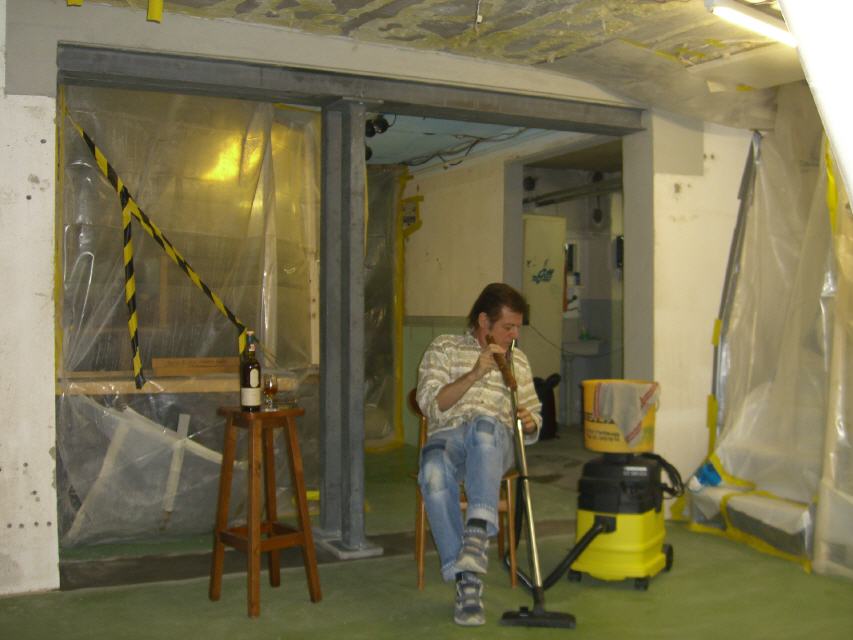 Fertig lustig. Ab jetzt geht's alleine weiter. Putzen, Abdecken, Malerarbeiten, Mech-, Feinmech-, Elektro-, Electronicarbeiten (Steuerung), sowie mit dem gesamten Anlagebau, inkl. Landschaftsgestaltung.