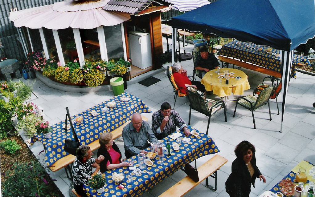 Das "Nebenprodukt" Terrasse mit dem (selbstgebauten) Gartenhaus, ist in Betrieb.