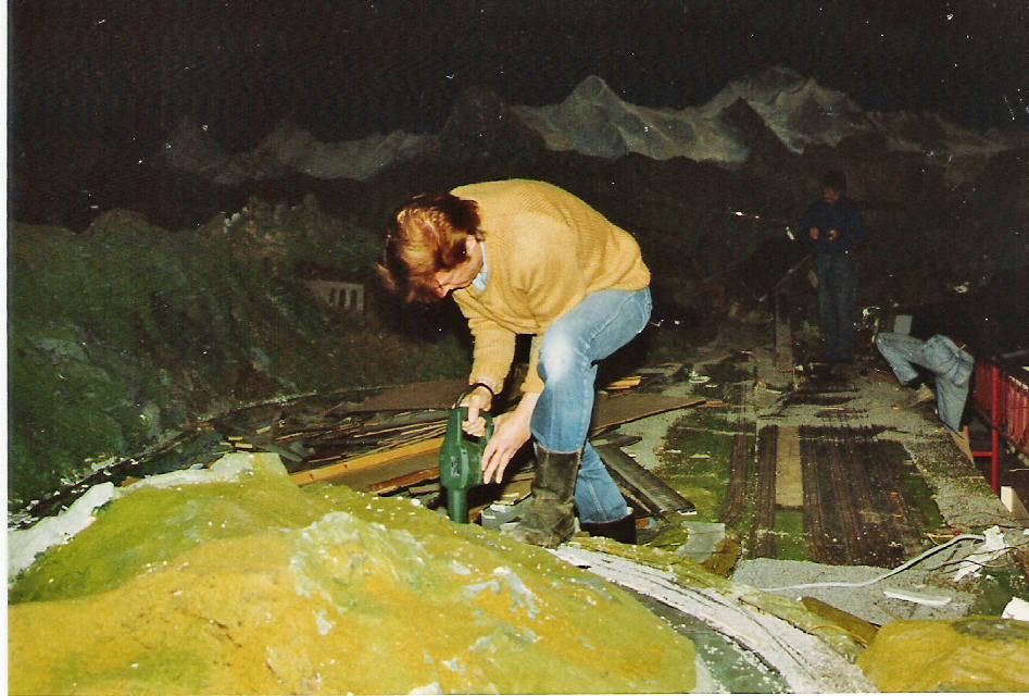 Das Ausbauen der Schienen gestaltet sich schwierig, denn die Gleise wurden von den "Nachfolgern" mit Brettern &uuml;bernagelt und mit Kies eingedeckt, um Platz f&uuml;r die LGB Gartenbahn zu machen.